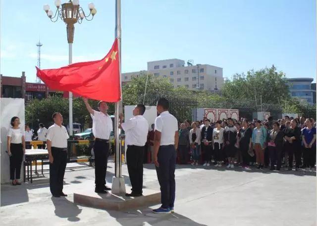 养鸡人乘坐山地车喂鸡,省时又省力